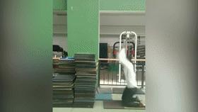 水里打球的少年,水中踢球的少年考上大学