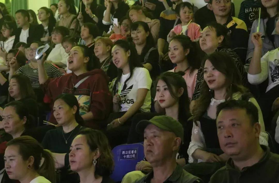 陈瑞庄心妍还有谁,庄心妍沈阳演唱会穿的红色西装