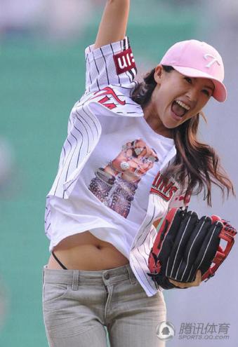 那英、卡戴珊的后腰上,为什么都有两根红绳?