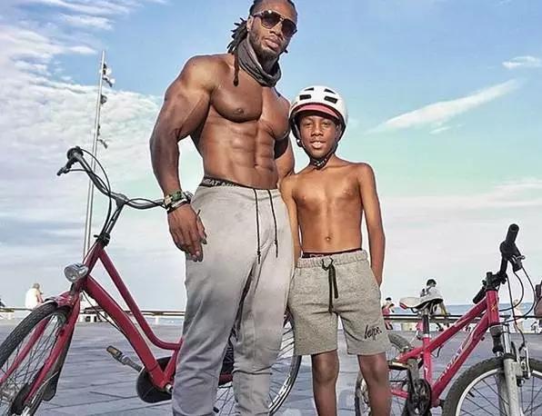 大屌哥的儿子小小年纪就已经练成了肌肉男,真是虎父无犬子