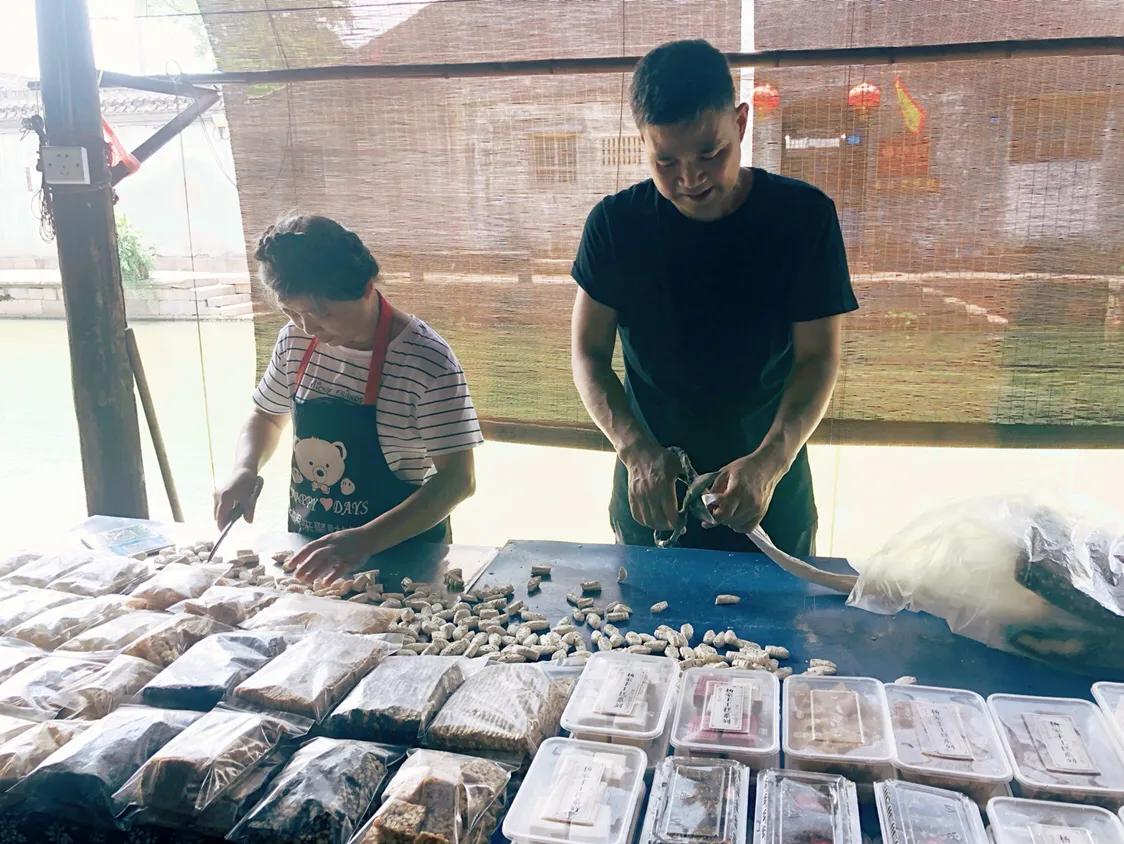 听戏享受这悠闲时光,听戏喝酒自在逍遥