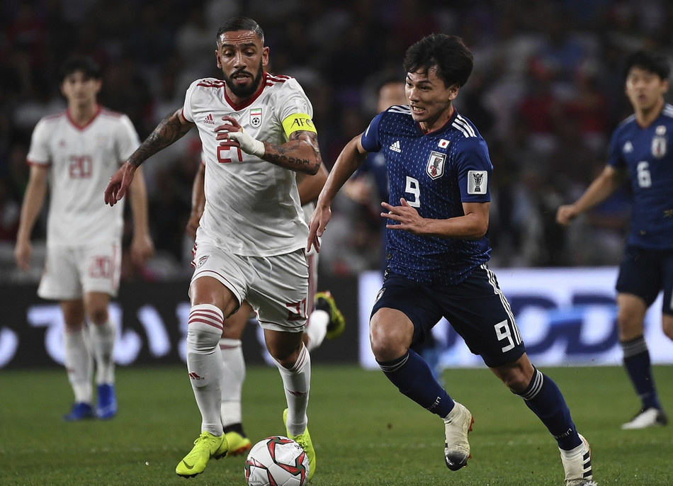 伊朗2-1逆转日本点球判罚,伊朗被踢倒