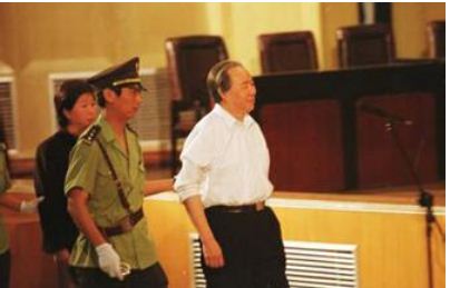 300块创业成百亿富豪,3000块起家靠卖零食身家30亿