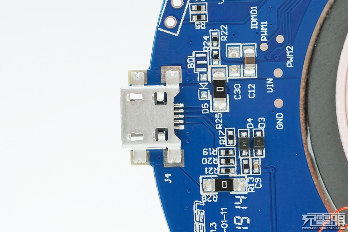 绿联无线充电宝拆解,绿联30瓦充电器拆解