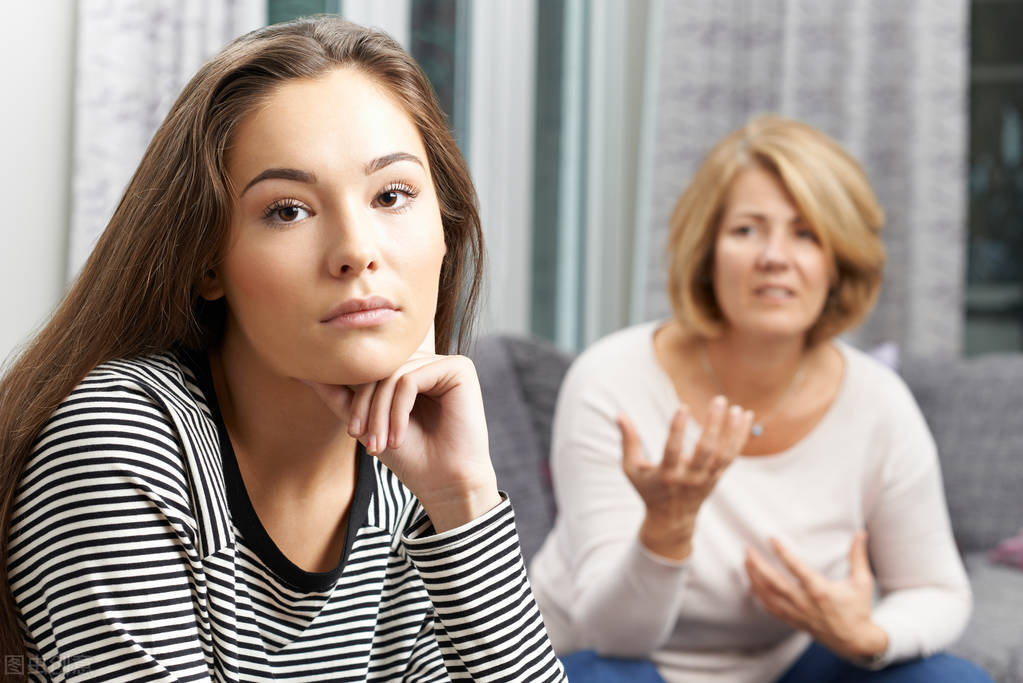 成年后如何面对父母的不公平对待,成年后如何面对父母的偏心