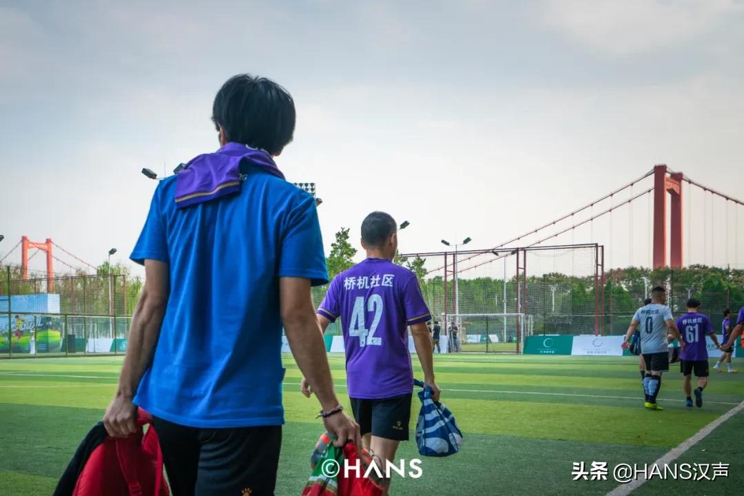 你在武汉球场边吼一嗓，就会认识一位带头大哥