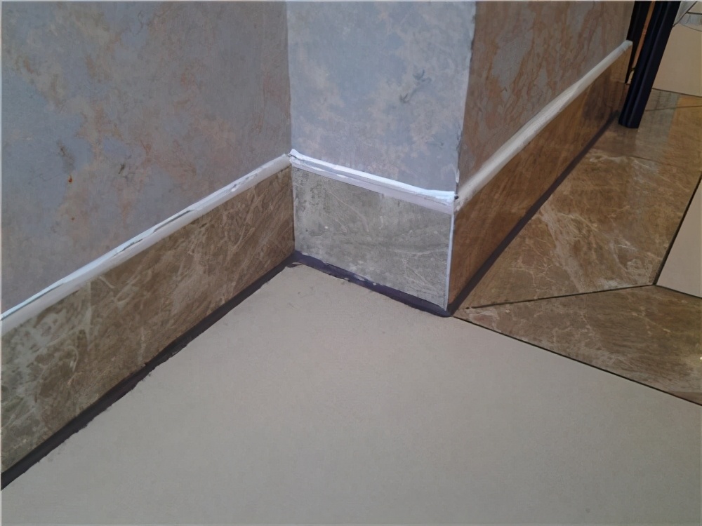 踢脚线压地砖缝用美缝吗,踢脚线和地板两种颜色美缝