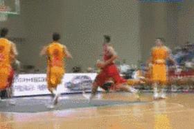 易建联国家队16年,易建联16岁时扣篮