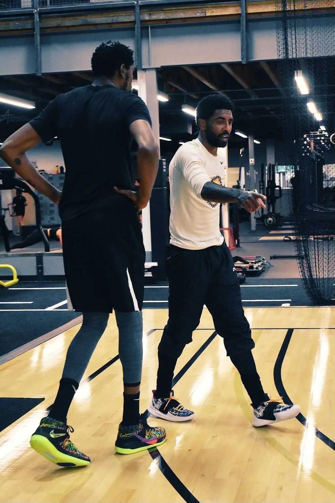 nba欧文7黑白上脚,欧文上脚欧文7全部配色全身照