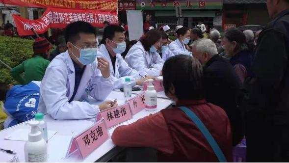 传承雷锋精神：深圳市人民医院帮扶环江工作组深入社区开展义诊守护县民健康