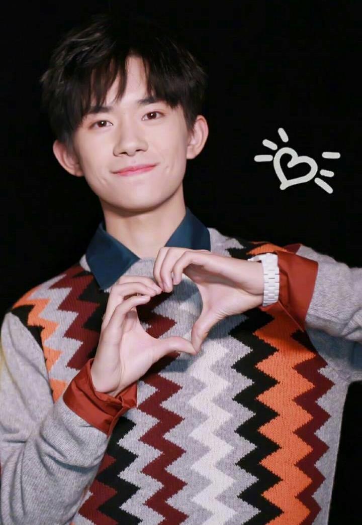 易烊千玺一朵小红花采访完整视频,送你一朵小红花易烊千玺同款外套