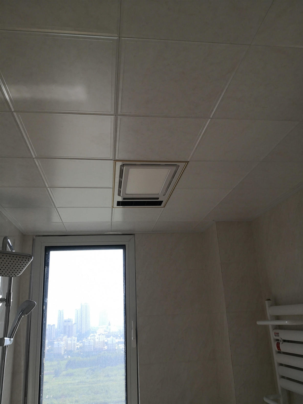 为什么一关房门卫生间的吊顶就响,卫生间集成吊顶开暖风后咔咔响