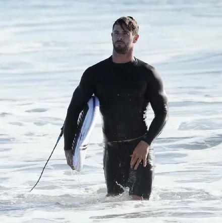 锤哥雷神身材,雷神锤哥露腹肌片段