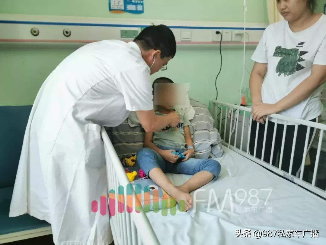 揪心2岁男孩13楼坠下被12楼接住,男子坠楼砸中孩童