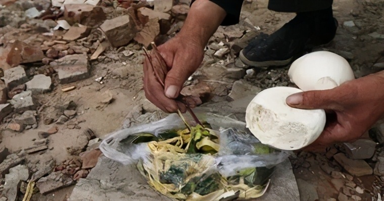 谁认识这个*子骗**铲车司机？太可恨了