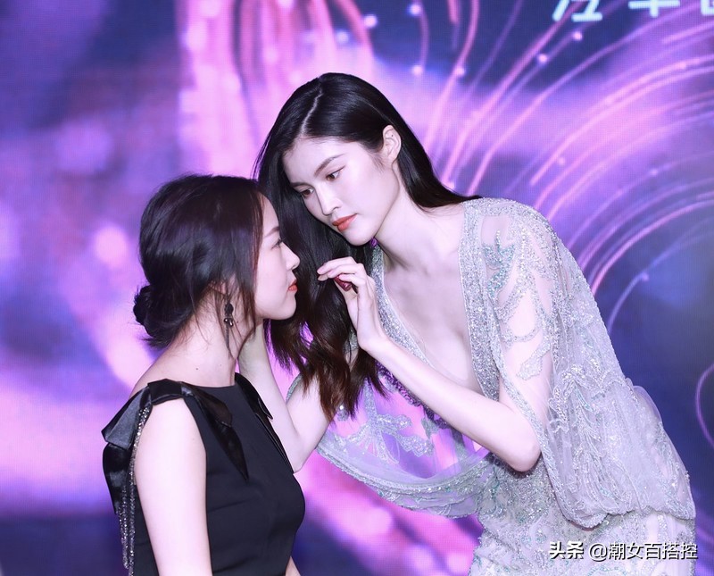 何穗一身长裙惊艳亮相,何穗穿黑色薄纱裙