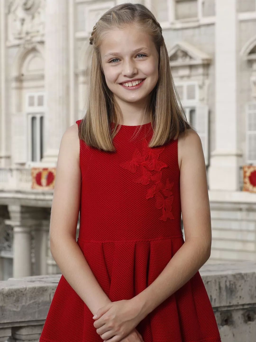 西班牙公主莱昂诺尔给父亲打伞,西班牙王室小公主给父亲的惊喜