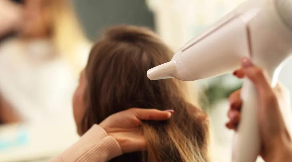 头发绒毛特别炸怎么办,头发毛糙炸毛怎么压下去