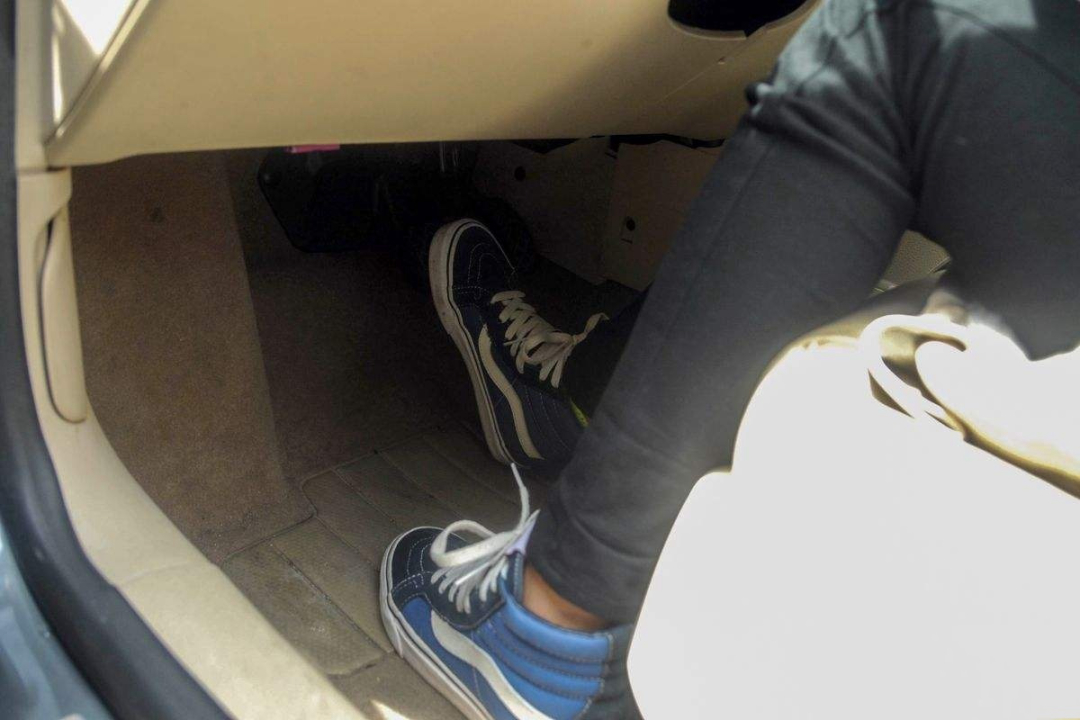 停车时先踩刹车还是踩离合,停车时先踩离合还是刹车