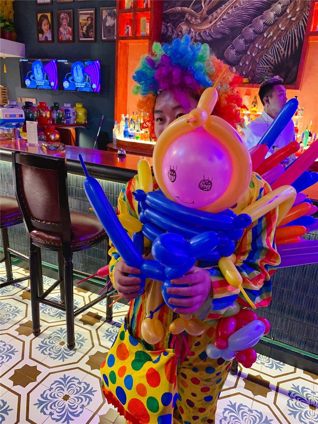 长春桂林路有家电影《叶问》同款火锅酒馆，楼里面有座“香港城”