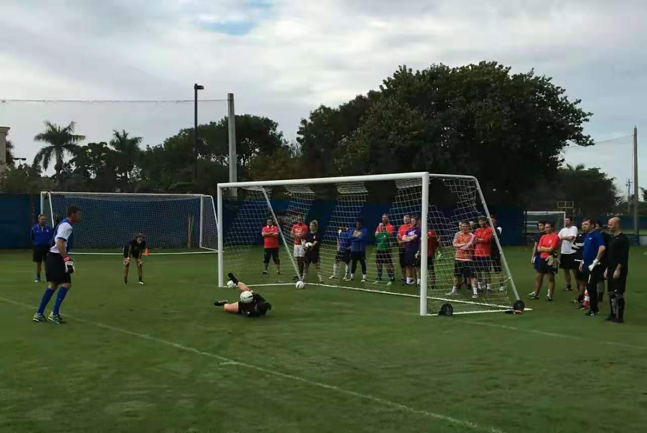 足球防守后侧滑步正确动作要领,足球正面犹豫步过人教学