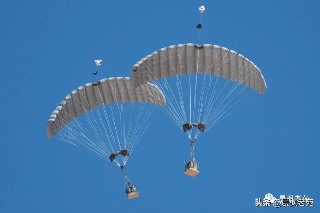 我军空降兵跳伞视频,解放军空降兵大规模跳伞