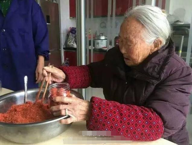 婆婆腌制“霉豆腐”秘方，重点在这几种食材，“起霉快”香咸下饭