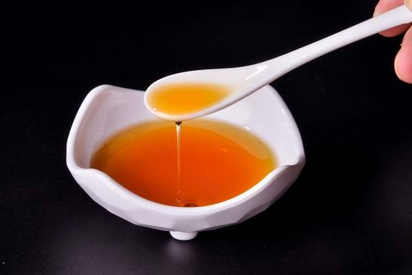 宝宝淹脖子哭闹不止，竟是奶奶惹的祸，这种错误别再犯了