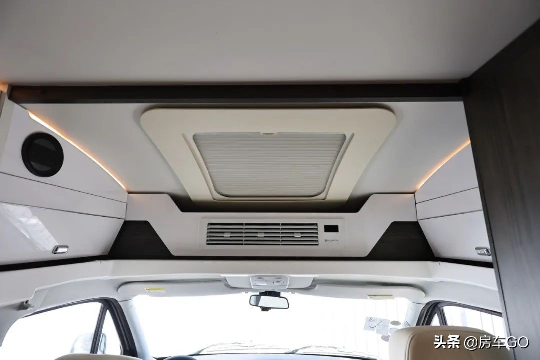 这台房车有5种充电方式，车内电器语音控制，卫生间也是干湿分离