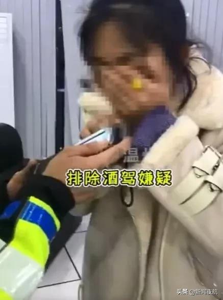 无证驾驶被拦闹市疯狂冲卡,女司机夜晚冲卡被交警围追