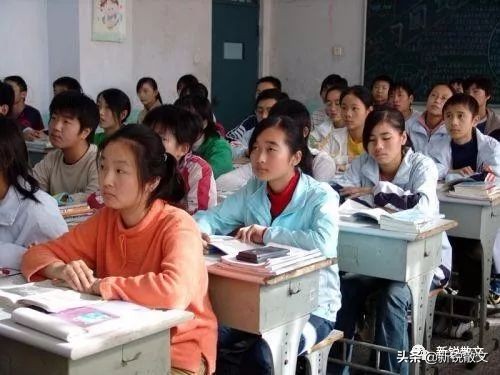 小说：临近退休，武老师在教室里被人照着脸就是一拳