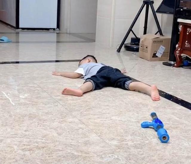 姐姐上学后，无聊弟弟“花式”想姐姐，妈妈：忘记她怎么揍你了？