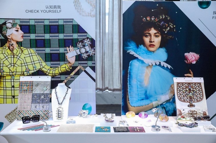 施华洛世奇黑白混搭 (施华洛世奇2019秋冬创意元素)