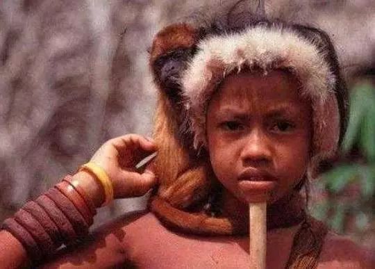 神秘的原始部落下巴插木棍,下巴插木棍的原始部落