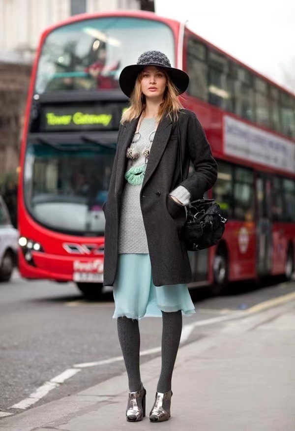 连裤袜要怎么穿才好看,厚的裤袜要怎样搭配才不low