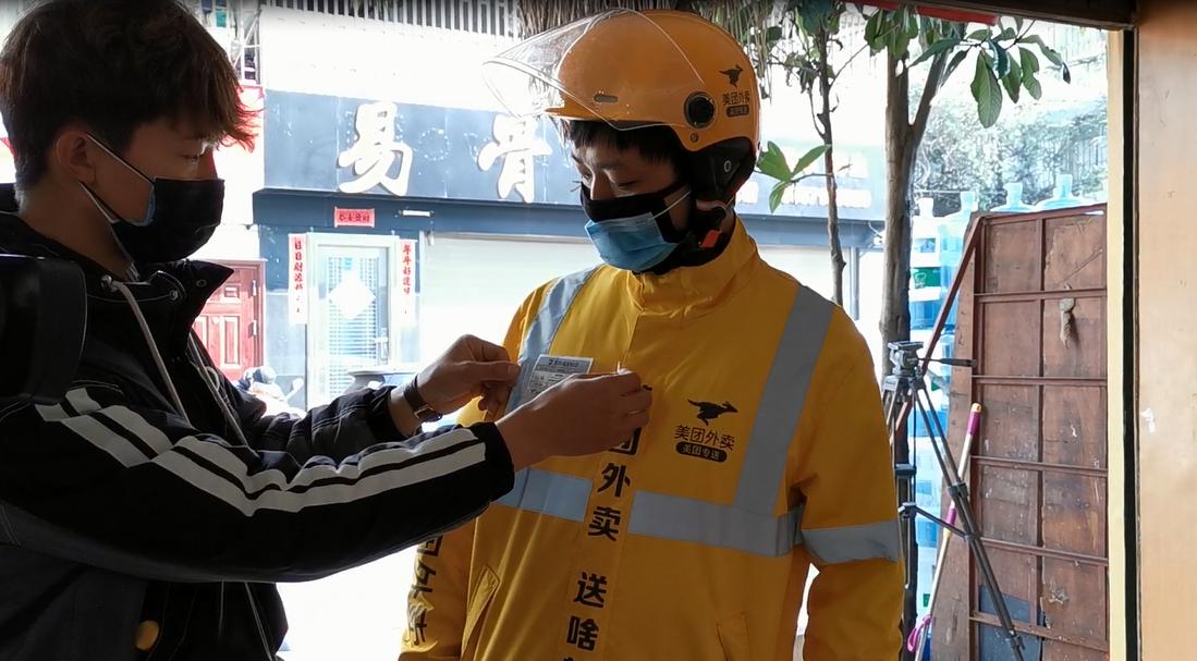 外卖小哥，用车轮温暖着昆明