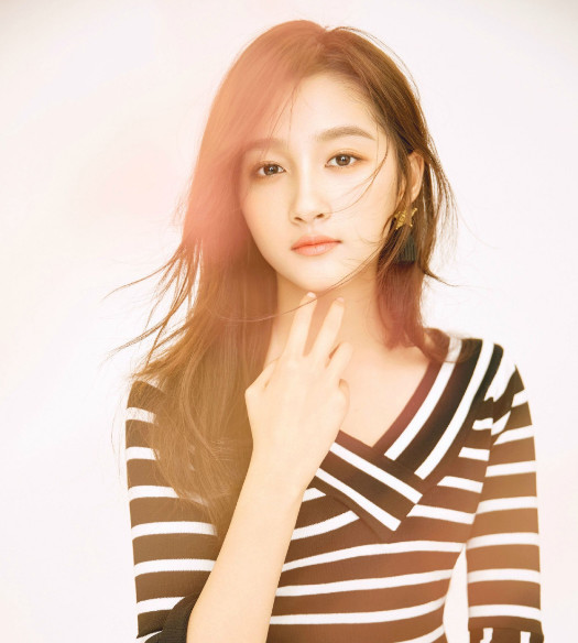 关晓彤街头拍戏被偶遇,关晓彤偷吃泡面被发现是什么综艺