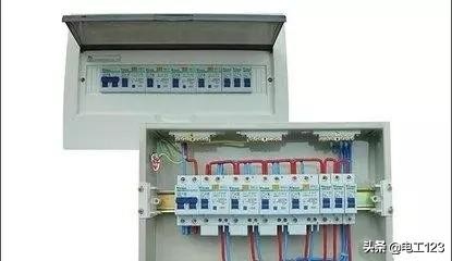 家里的闸一关楼梯道的电闸就跳闸,家里总闸漏电保护器总跳