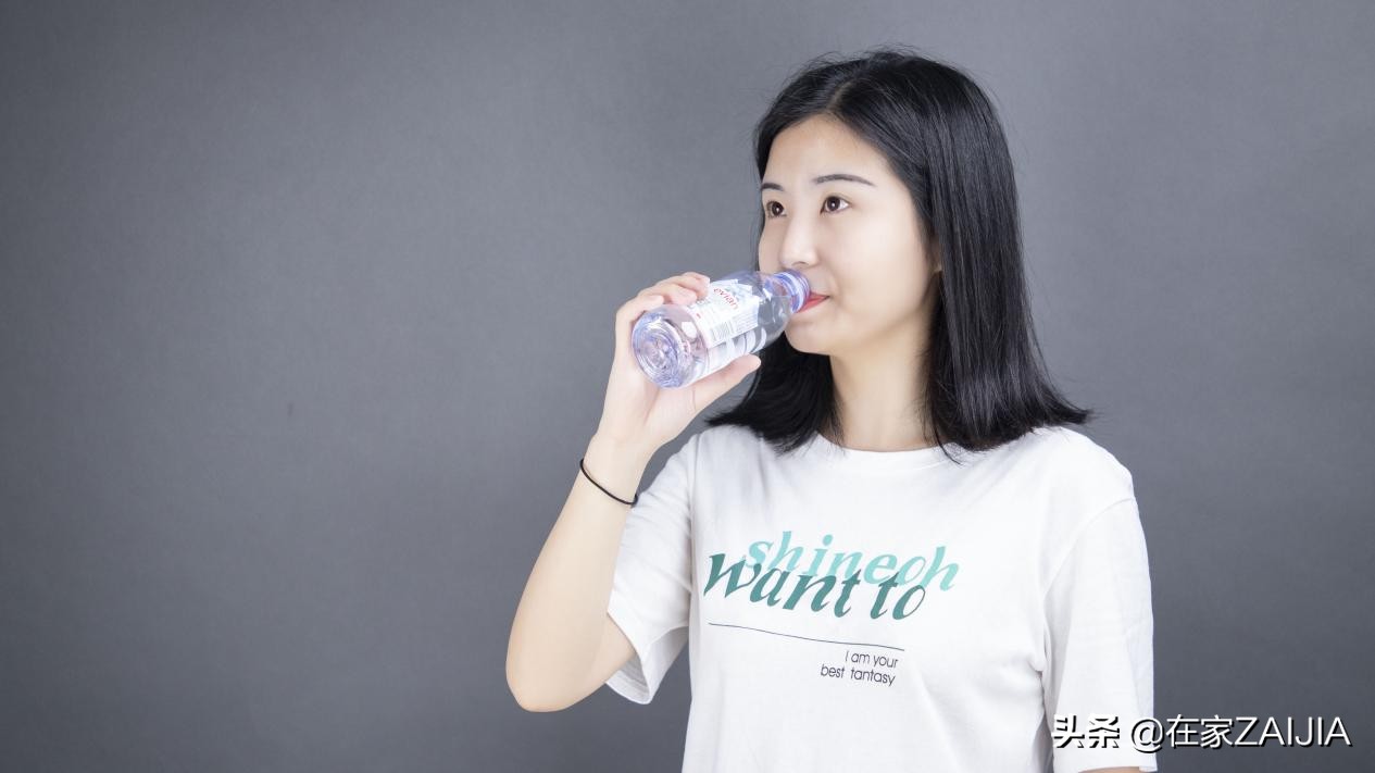 依云水真的含锶吗,依云水口感怎么样