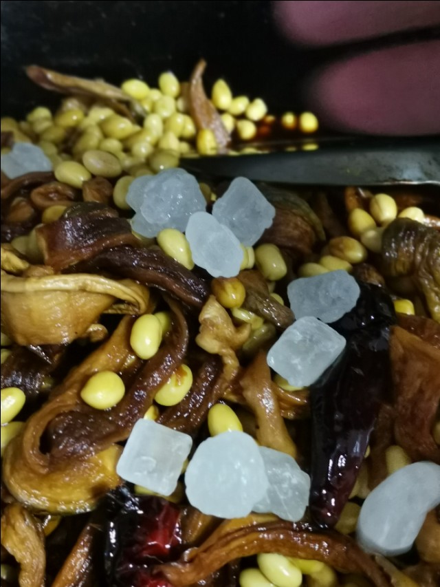 铁锅可以煮咸菜吗,用铁锅烀萝卜缨子咸菜