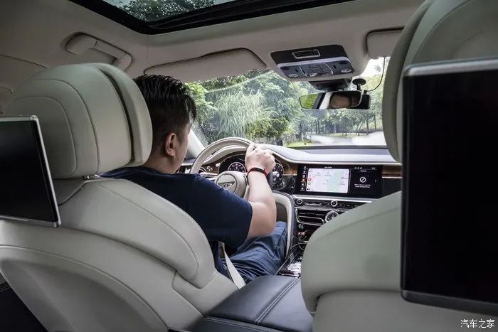 宾利飞驰对比迈巴赫s480气场,宾利飞驰街拍气场霸气视频