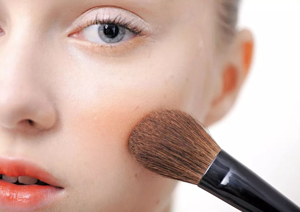 脸上没气色怎么化妆,腮红帮你解决各种脸部问题