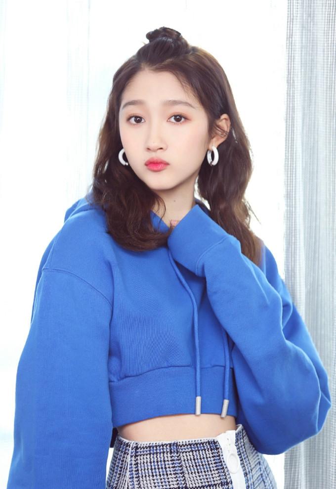 关晓彤与娜扎同台造型被粉丝吐槽,关晓彤红毯造型vs迪丽热巴