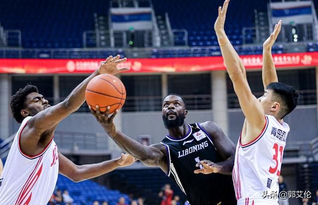 史蒂芬森和郭艾伦互动,郭艾伦看到史蒂芬森