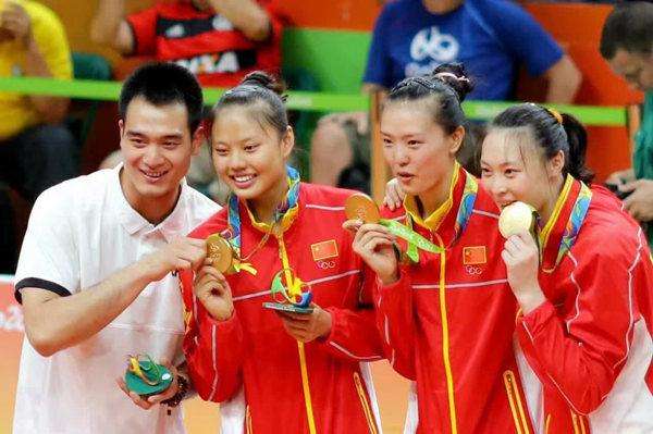 女排张常宁逗小孩视频,张常宁李童赛后花絮