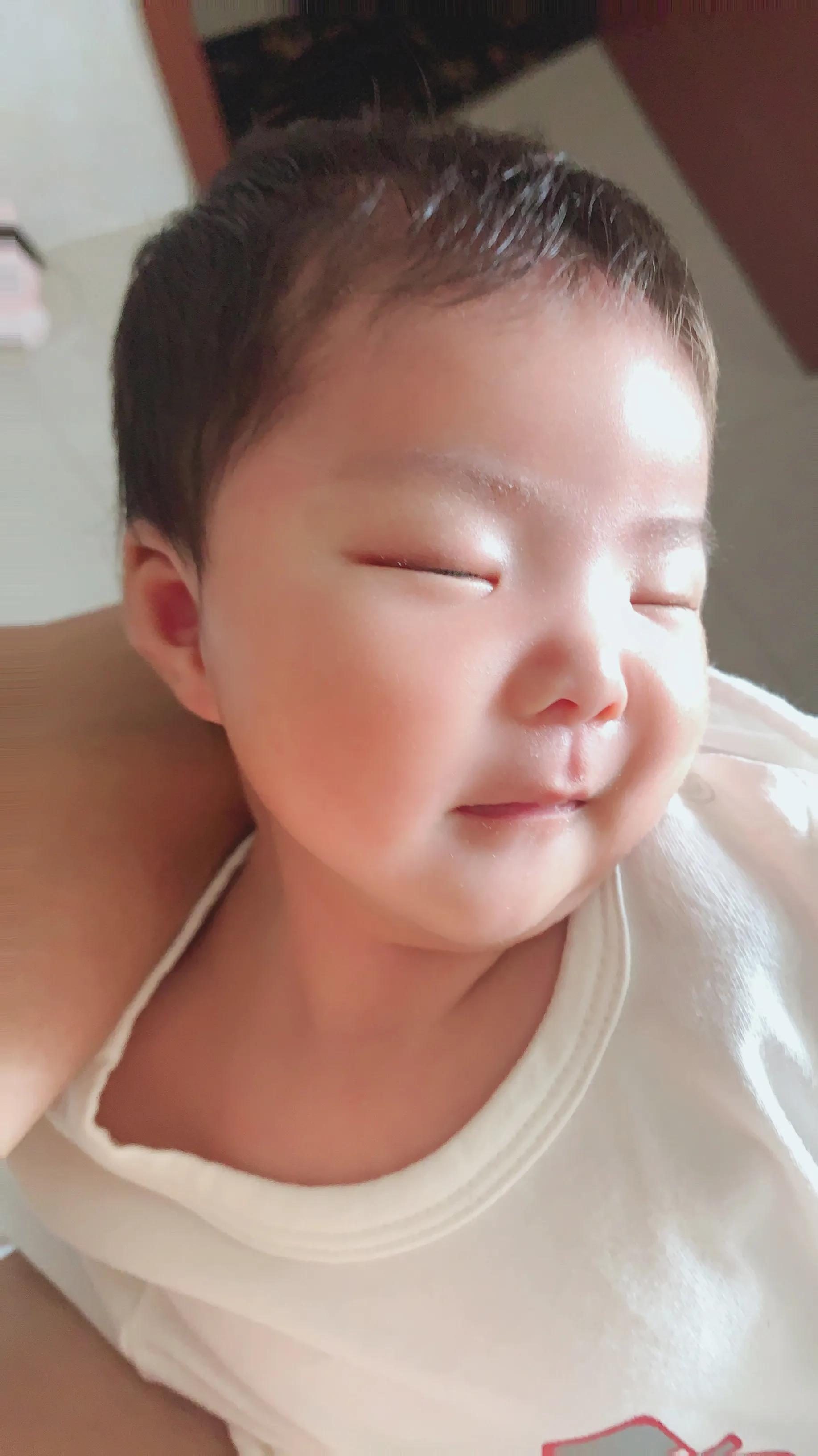 3个月宝宝睡觉落地醒怎么办,婴儿落地醒一放下就醒怎么改善