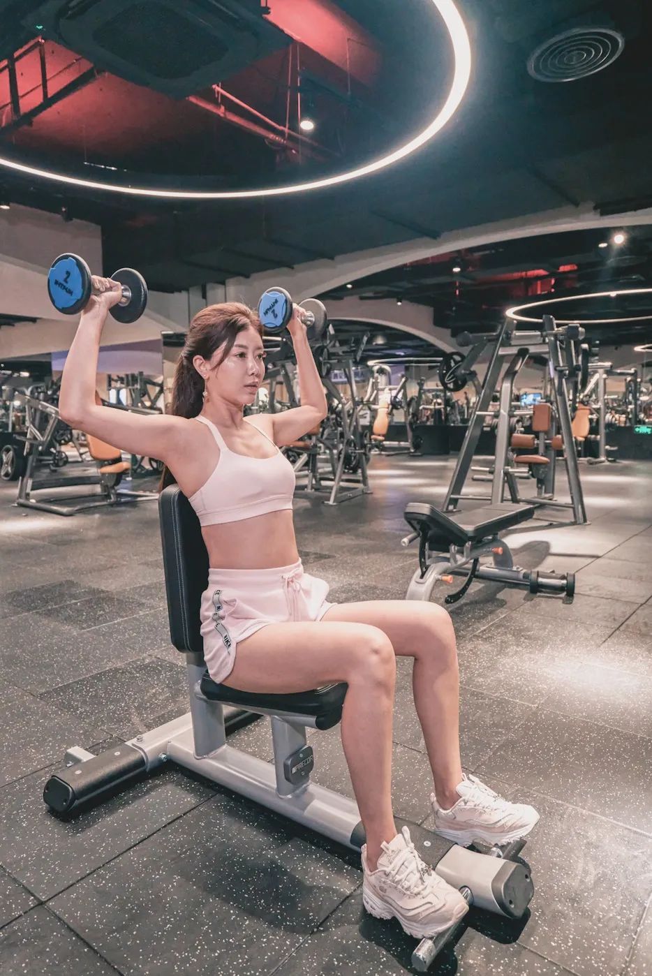 放弃空姐铁饭碗，英超女神王昊玥的逐梦之路