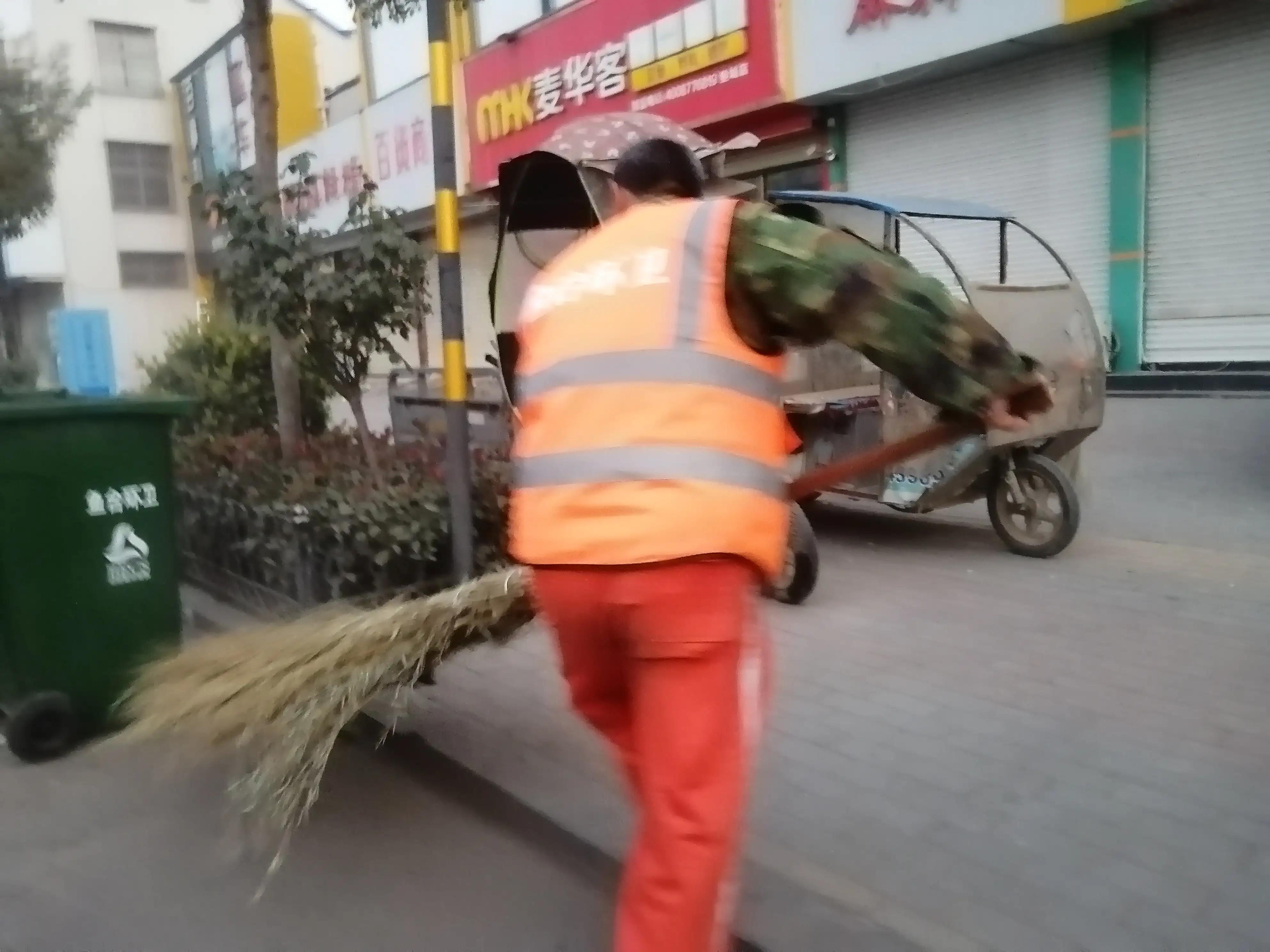 李民棵是环卫战线上的老黄牛