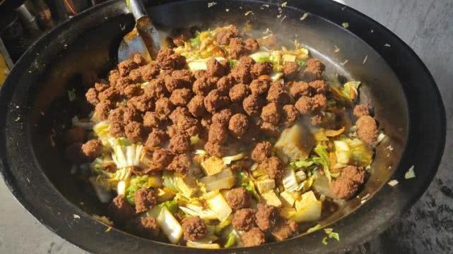 农村大锅炖菜五花肉白菜豆腐粉丝,河南小酥肉炖菜最正宗的做法