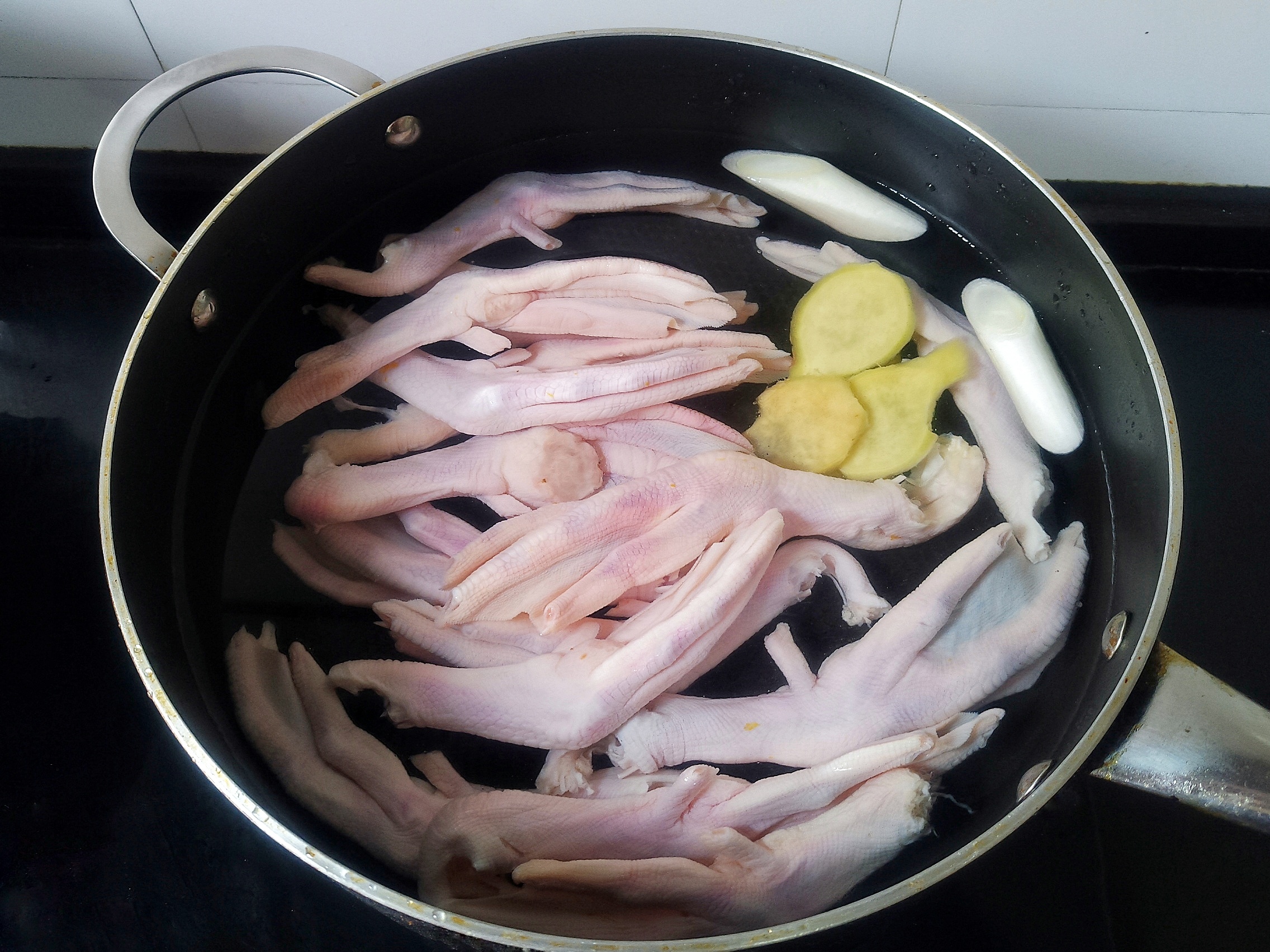 想吃卤鸭掌学会这方法就够了,想吃卤鸡爪教你在家做做法简单